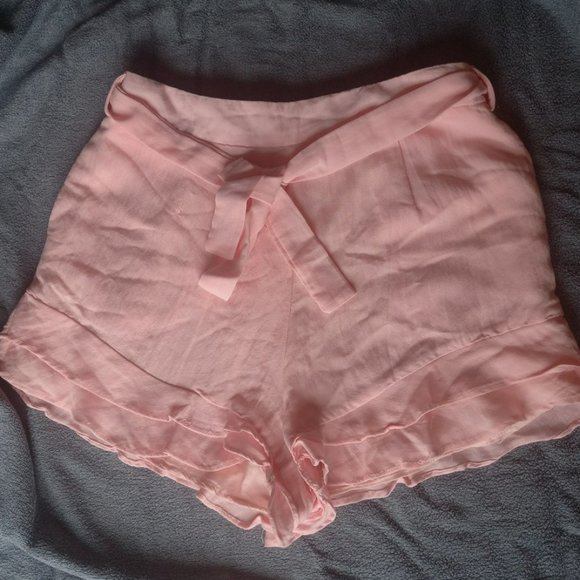 White Closet Pants - White Closet pink lightweight shorts with belt, layers and zip (Size 10)
